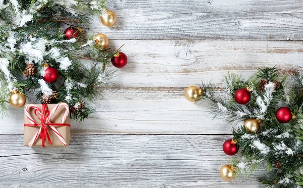 Caja de regalo envuelta con abeto áspero de Navidad nevado para el hol —  Fotos de Stock