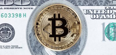 Bitcoin cyber tek sikke kağıt para birimi arka plan üzerinde  