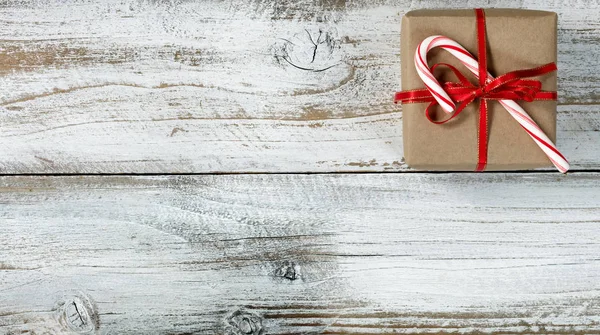 Noel hediye kutusu rustik ahşap üzerine — Stok fotoğraf
