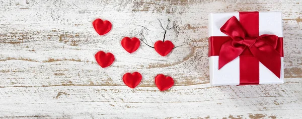 Dárkové krabice a srdce na Valentýna — Stock fotografie