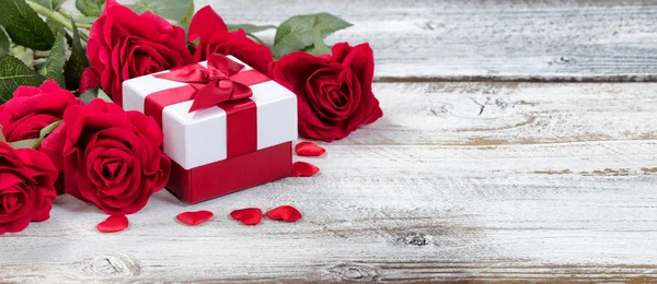 Červené růže a dárek pro Valentýna — Stock fotografie