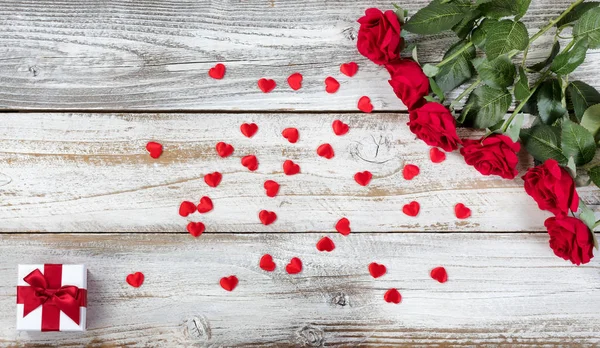 Červené růže s dárkové a dekorativní srdce na Valentýna — Stock fotografie