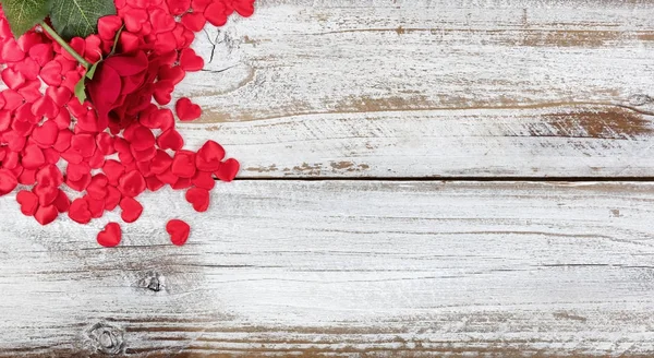 Einzelne rote Rosen und Herzformen auf rustikalem weißem Holz — Stockfoto