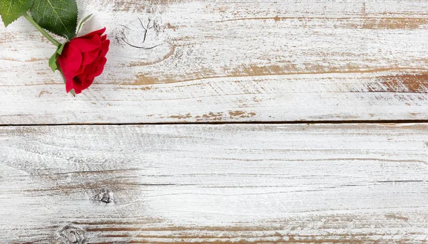 Beyaz ahşap dinlenme tek kırmızı gül 