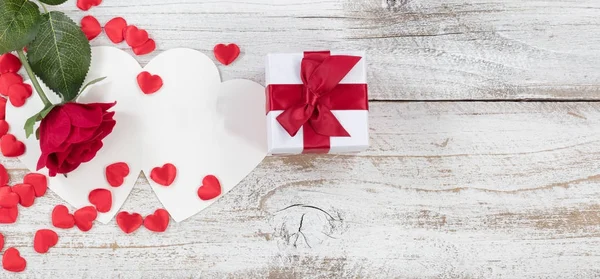 Valentines dárek s kartou na bílé dřevo — Stock fotografie