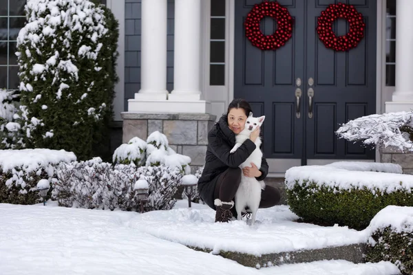 Mature women and her family dog outside in the snow — Stock Photo, Image