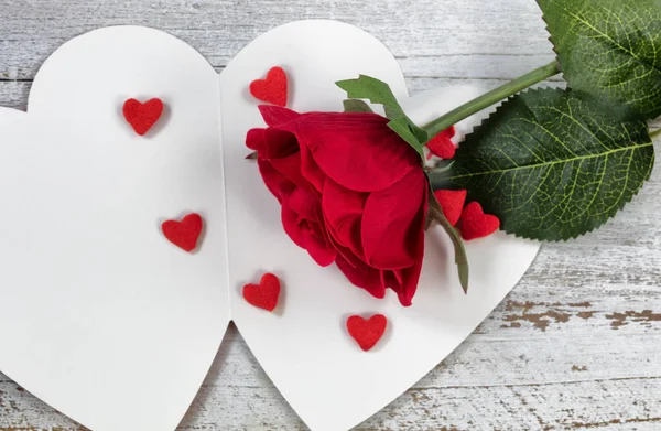 Tarjeta y rosa roja para el Día de San Valentín — Foto de Stock
