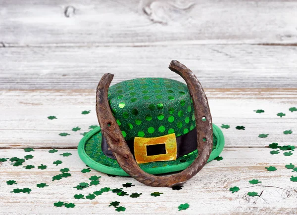 Rusty horseshoe with hat and clovers for St Patrick day — Stock Photo, Image