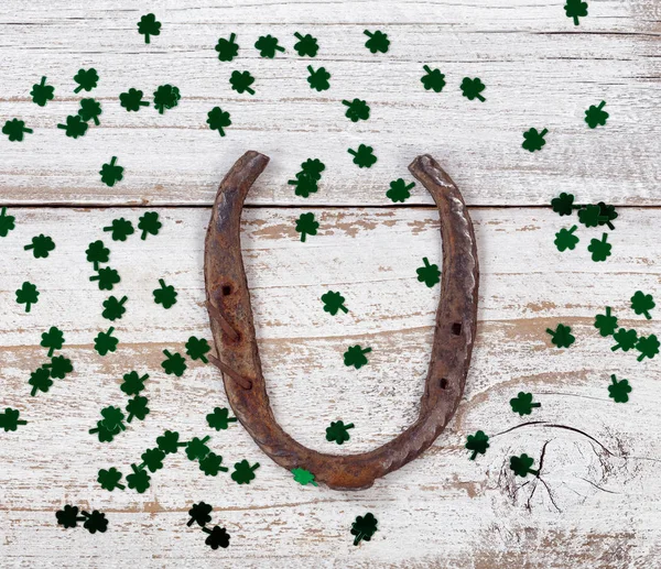 Rusty horseshoe with shinny clovers for St Patrick Day — Stock Photo, Image