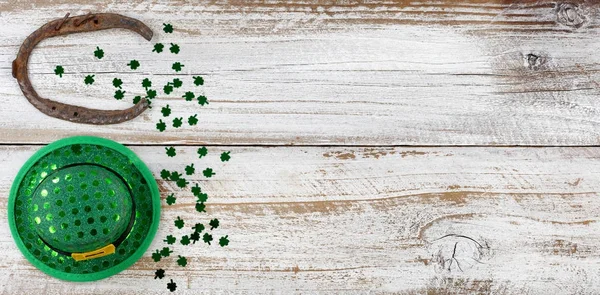 San Patrizio bordo sinistro su sfondo rustico in legno bianco — Foto Stock