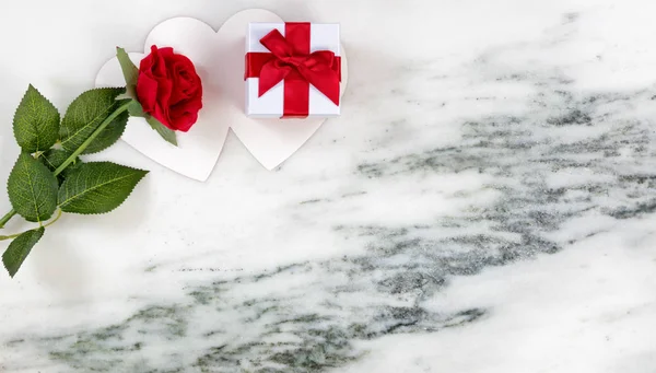 Valentýna karty s krásné červené růže a dar na mramor backgro — Stock fotografie