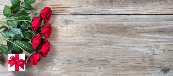 Dárkové krabice a červené růže pro speciální prázdninové sezóny na rustikální — Stock fotografie