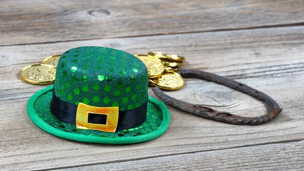 Close up of Lucky hat for St Patrick on rustic wooden background — Stock Photo, Image