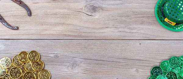St patrick Objekte in jeder Ecke auf rustikalem Holzhintergrund — Stockfoto