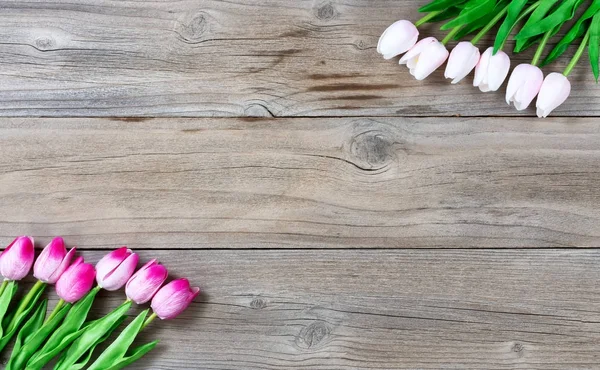 Tulipani per vacanze pasquali su sfondo rustico in legno — Foto Stock