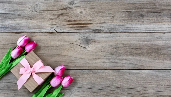 Tulipány a dárek pro den matek na rustikální dřevěné pozadí — Stock fotografie