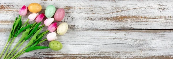 Ovos coloridos e tulipas para férias de Páscoa em madeira branca rústica — Fotografia de Stock