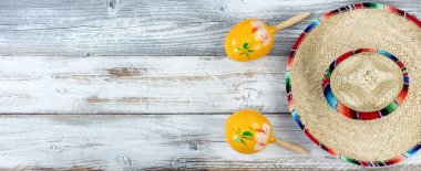 Sombrero marakas Cinco de Mayo üzerinde yıpranmış beyaz woode için ile