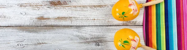 Maracas and colorful serape for Cinco de Mayo on weathered white — Stock Photo, Image