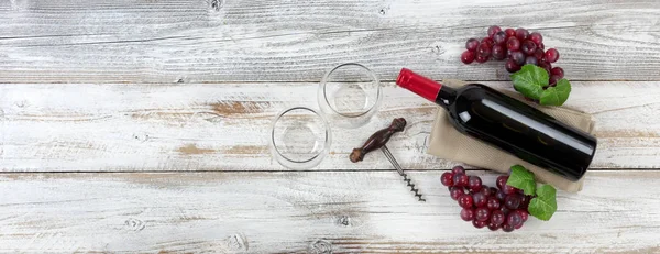 Preparando-se para beber vinho tinto na mesa desgastada — Fotografia de Stock