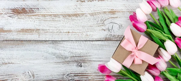 Frühling rosa Tulpen auf weißen rustikalen Holzbrettern — Stockfoto