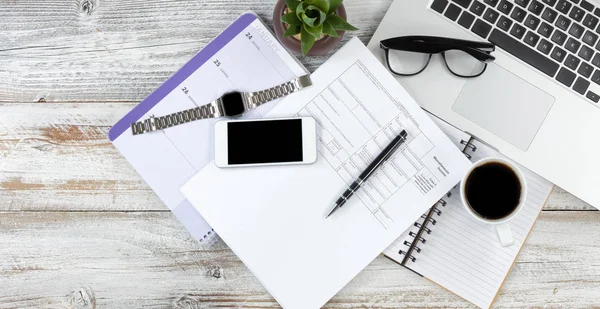 Overhead-Ansicht des Büro-Desktops bereitet sich auf Einkommensteuern auf tun — Stockfoto