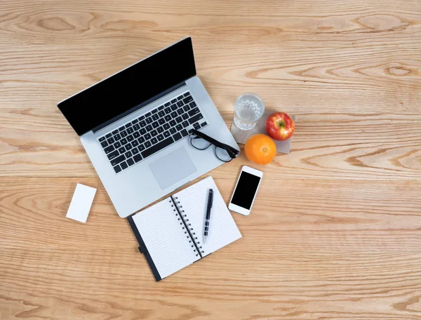 Desktop bisnis atau pendidikan bersih dengan makanan segar di atas kayu — Stok Foto