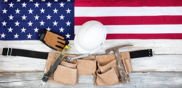 Día del Trabajo Patriótico con Bandera Americana y herramientas de construcción — Foto de Stock