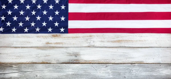 Tuch Vereinigte Staaten Flagge auf weißem Vintage-Holzplanke Hintergrund — Stockfoto