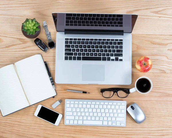 Vue aérienne du bureau en chêne rouge prêt pour le temps de travail — Photo