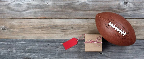 Vatertagsgeschenkbox und Fußball auf rustikalem Holzbrett — Stockfoto