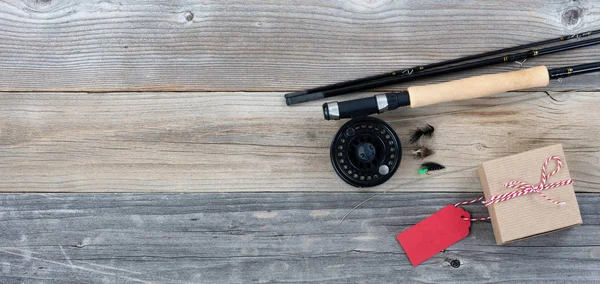 Padri confezione regalo giorno e articoli da pesca su tavola di legno rustico ba — Foto Stock