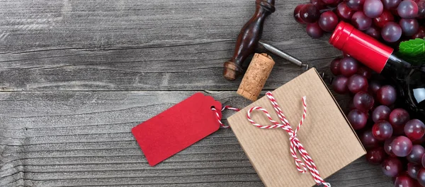 Fäder dag presentbox med en flaska rött vin och druvor för th — Stockfoto