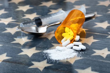Opioid ağrı katil tablet şırınga ve kaşık ile önden görünümü 