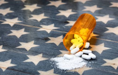 Opioid ağrı k ile dolu açık reçete şişe önden görünümü