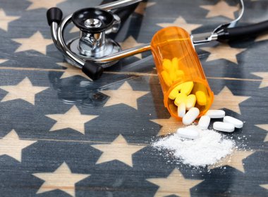 Ön ezilmiş opioi şişe açık reçete görünümünü kapat