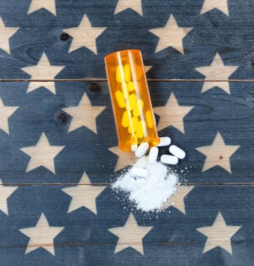Opioid ağrı kil ile dolu açık reçete şişe Üstten Görünüm