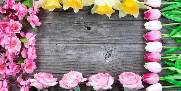 Rectángulo borde de flores de temporada en madera vintage en la parte superior —  Fotos de Stock