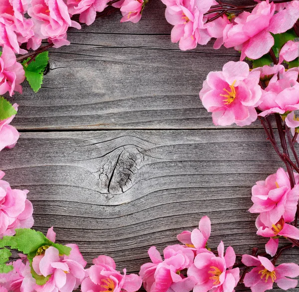 Kreis aus Seidenkirschblütenzweigen auf Vintage-Holz in Overhe — Stockfoto