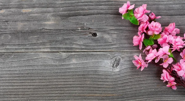 Ramas de flores de cerezo en madera vintage en vista aérea —  Fotos de Stock