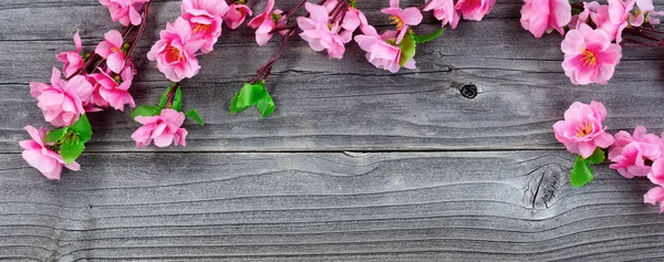 Zijde Cherry Blossom takken op vintage hout in overhead bekijken fo — Stockfoto