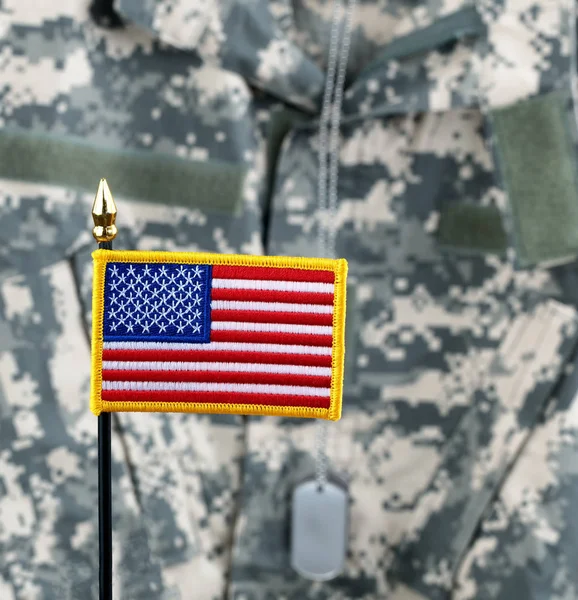 Backgroun에서 군복으로 장식 미국 국기 — 스톡 사진