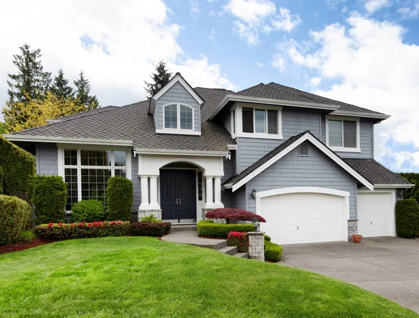 Home and healthy front yard during late spring season — Stock Photo, Image