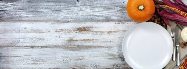 Şükran Günü kutlaması için süslenmiş beyaz yemek masası.