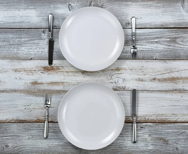 Dinner table setting on white rustic wood in overhead view — Stock Photo, Image