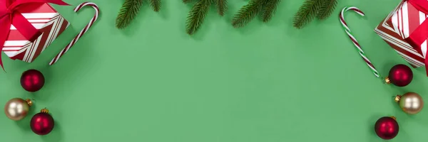 Parlak yeşil arka plan ve Noel sezonu için dekorasyonlar — Stok fotoğraf