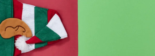 Luminoso sfondo rosso e verde con cappuccio elfo per Natale seaso — Foto Stock