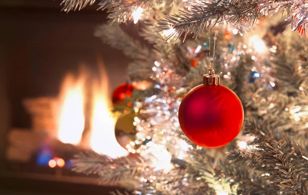 Wachsender roter Weihnachtsschmuck, der Silberbaum überreicht — Stockfoto
