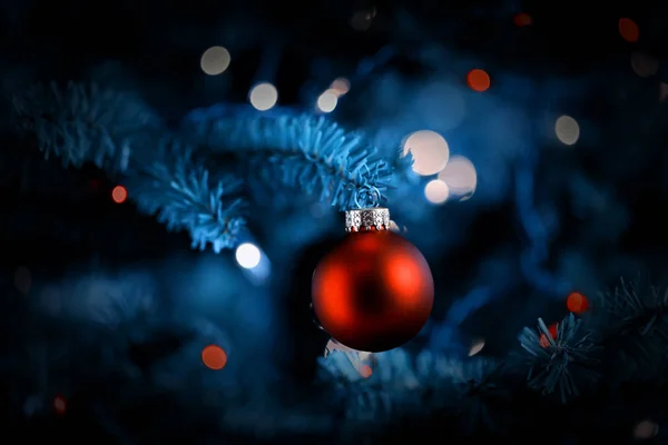 Árvore de Natal artificial tradicional com ornamento bola vermelha e — Fotografia de Stock