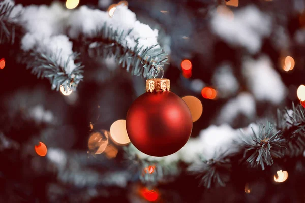 Arbre de Noël artificiel traditionnel avec ornement boule rouge esprit — Photo